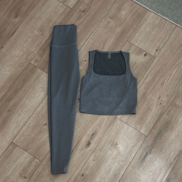 Beyond Yoga Gray Activewear Set - Picture 1 of 2